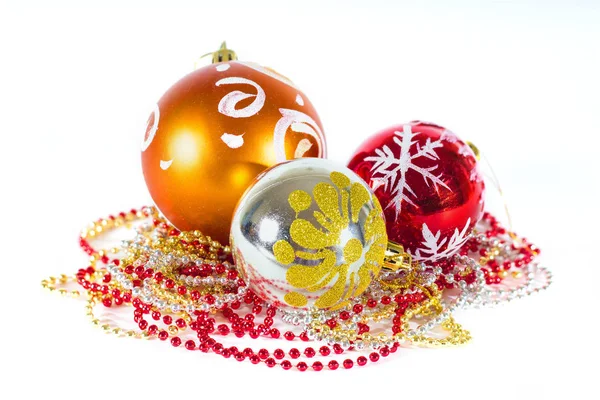 クリスマス ボール、マルディグラのビーズ、白で隔離の構成 — ストック写真