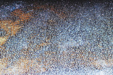 Gümüş parlak arka plan ile parıldıyor