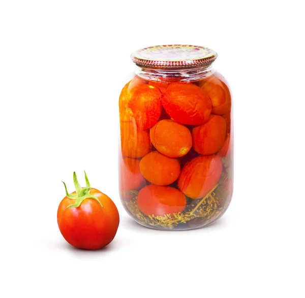 Tomates vermelhos conservados em conserva, em frasco de vidro isolado sobre branco — Fotografia de Stock
