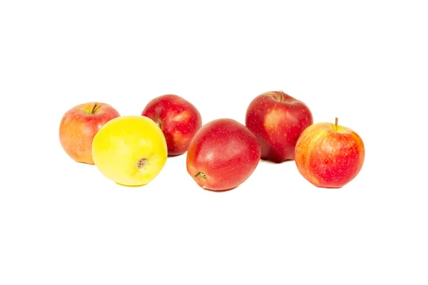 Taze kırmızı elma grup izole beyaz meyve — Stok fotoğraf