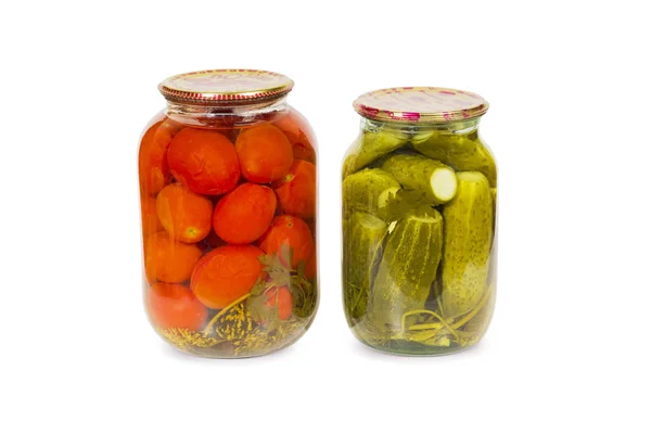 Zachowane, marynowane pomidory i ogórki w szklanym słoju na białym tle — Zdjęcie stockowe