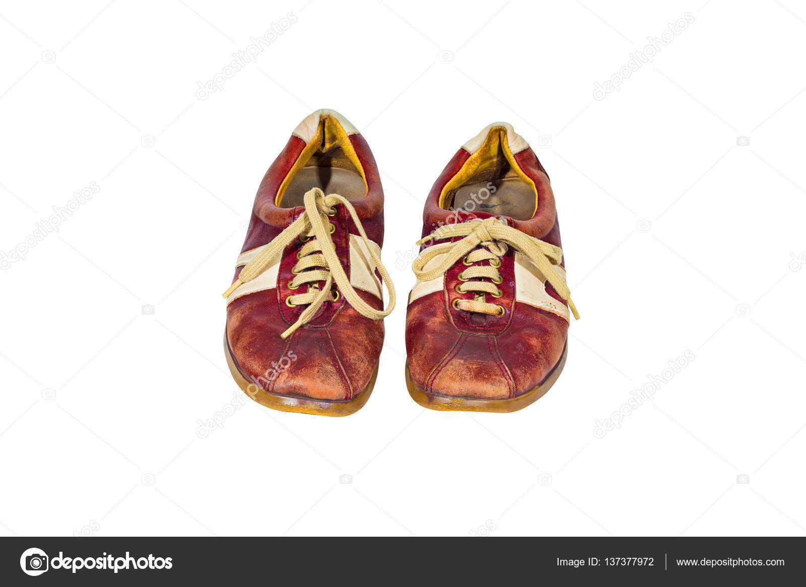 schmutzige alte Turnschuhe Sportschuhe auf weißem schmutzige alte Turnschuhe Sportschuhe auf weißem