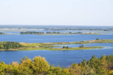 Güzel yaz manzara, küçük nehir panorama ağaçları ile