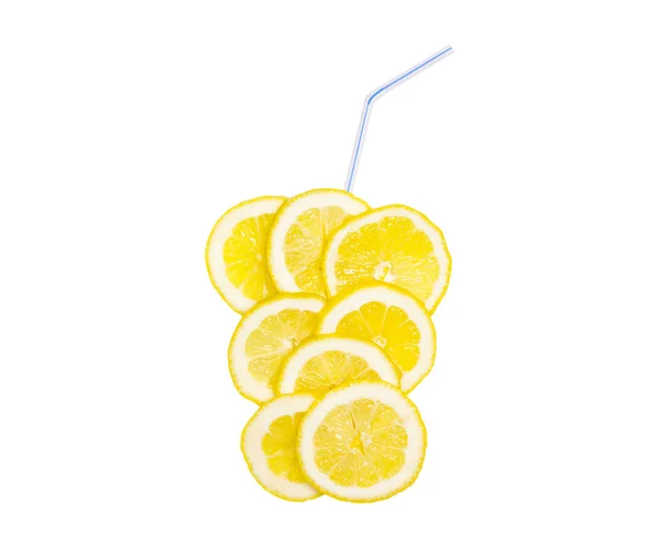 Succosa fetta gialla di limone, bevanda fresca, limonata di frutta con cannucce, isolata su fondo bianco — Foto Stock