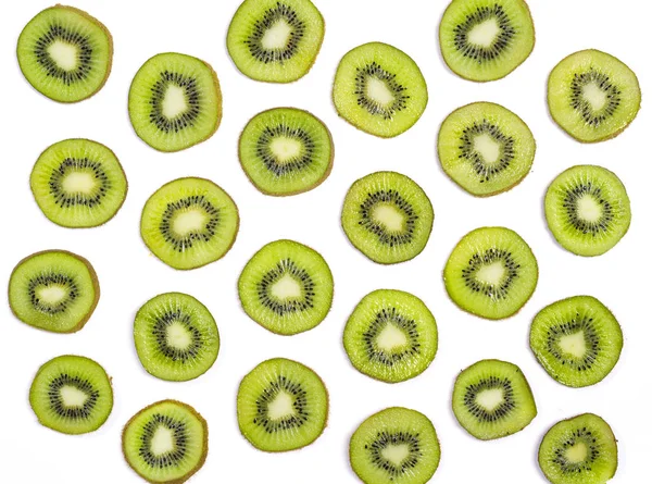 Renkli meyve desen beyaz arka plan üzerinde üstten görünüm izole kivi taze yeşil dilimleri — Stok fotoğraf