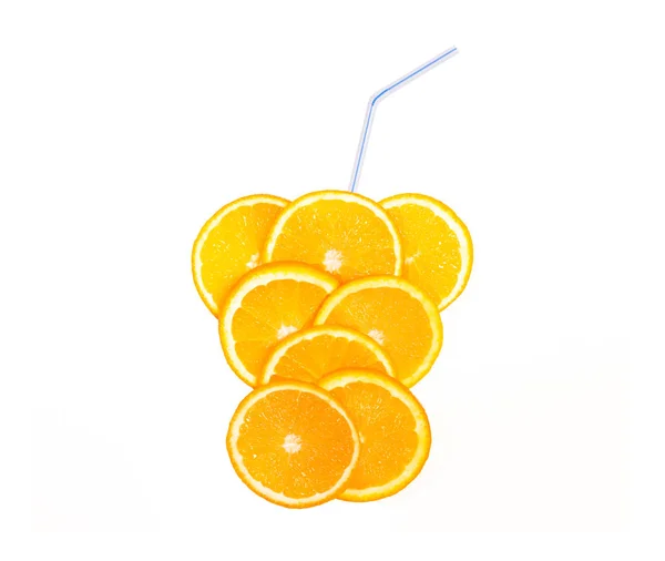 Fatia suculenta de laranja, conceito de bebida fresca, limonada de frutas com palhas isoladas em um fundo branco — Fotografia de Stock