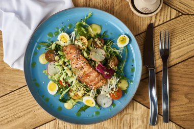 sebze salatası somon ile