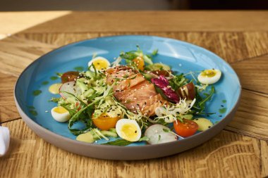 sebze salatası somon ile