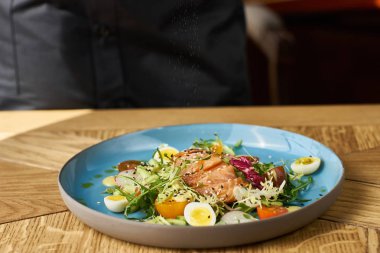 sebze salatası somon ile