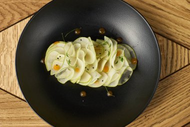 Meze beyaz siyah plaka üzerinde balık