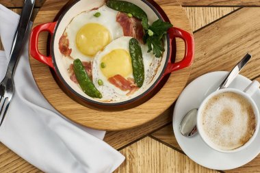 Pastırmalı yumurta restoranda