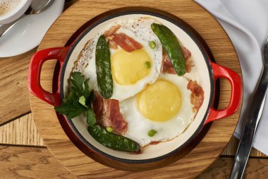 Pastırmalı yumurta restoranda