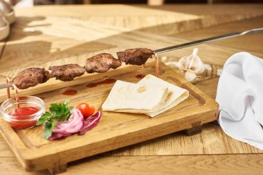 Barbekü et taze sebze ile