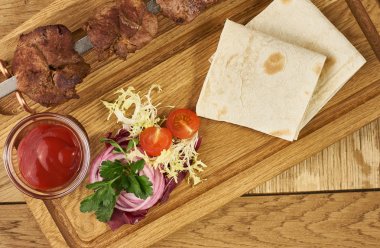 Barbekü et taze sebze ile