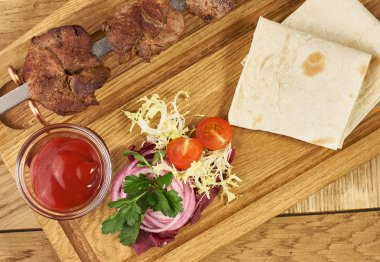 Barbekü et taze sebze ile