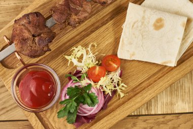 Barbekü et taze sebze ile