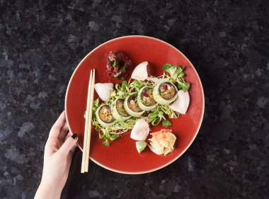 Balıklı sebze suşi rulo