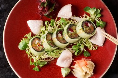 Balıklı sebze suşi rulo