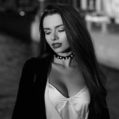 Nehri üzerinde arka plan karşı poz çekici esmer kadın