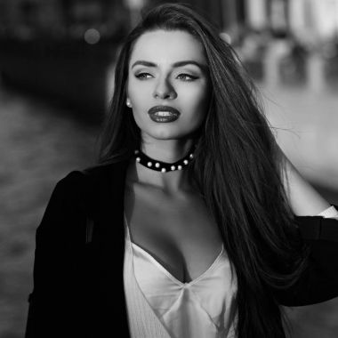 Nehri üzerinde arka plan karşı poz çekici esmer kadın