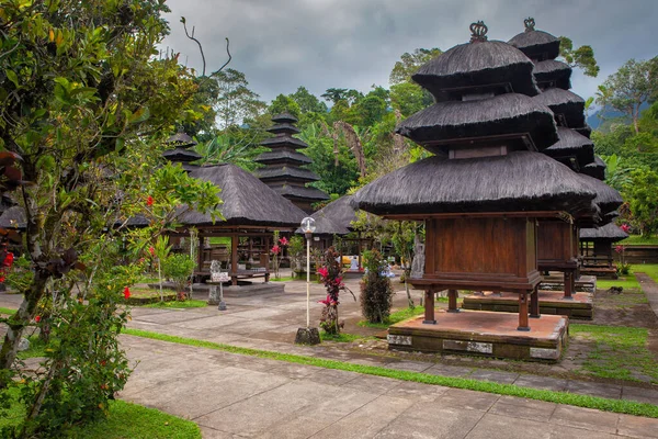 印度尼西亚巴厘Bratan的木制巴厘圣殿 图库照片