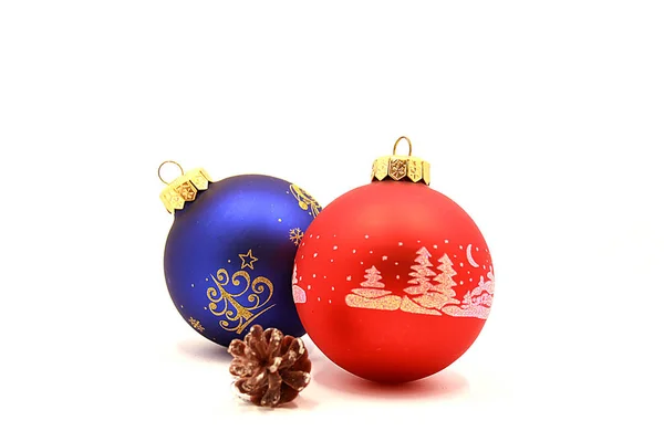 クリスマスと新年の装飾の写真 白い背景に隔離されたクリスマスツリー 休日のクリスマスボールの装飾の構成 — ストック写真
