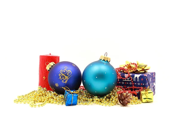 Noel ve Yeni Yıl için dekorasyon fotoğrafı, Noel ağacı için dekorasyon kompozisyonu, Noel baloları, beyaz arka planda izole edilmiş.