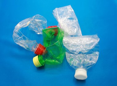 Boş plastik şişelerin, plastik çöplerin fotoğrafı.