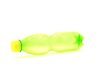 Boş plastik şişelerin, plastik çöplerin fotoğrafı.