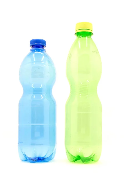 Boş plastik şişelerin, plastik çöplerin fotoğrafı.