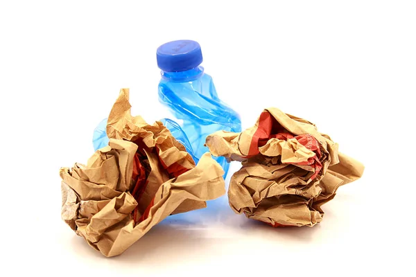 Beyaz arka planda çöp, plastik ve kağıt