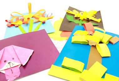 Beyaz arka planda çocuk el sanatları, uygulama çiçekleri, uygulamalı origami.