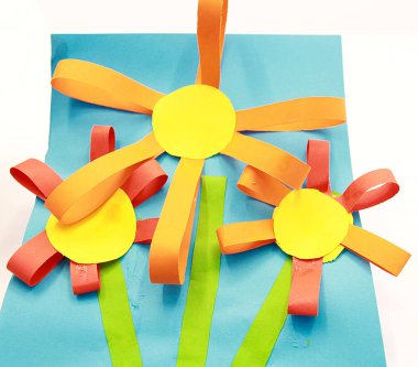 Mavi arka planda çocuk uygulaması papatya çiçekleri