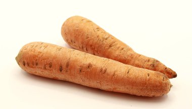 Turuncu yıkanmış havuçlar beyaz arka planda izole edilmiş.