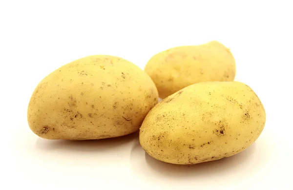 Beyaz arka planda izole edilmiş taze patates çubukları.
