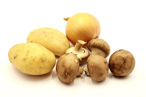 Legumes Cebolas Batatas Cogumelos Isolados Fundo Branco — Fotografia de Stock