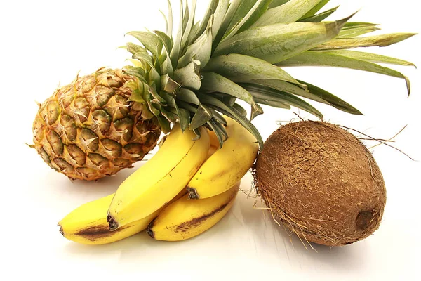 Olgun ananas, muz ve hindistan cevizi yakın plan beyaz zemin üzerinde izole
