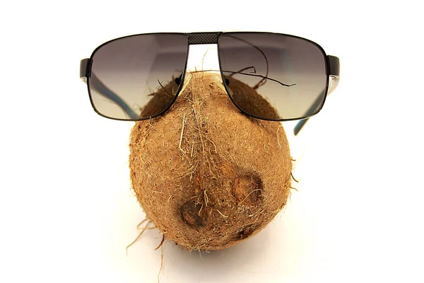 Kokos Nahaufnahme Und Sonnenbrille Auf Weißem Hintergrund — Stockfoto