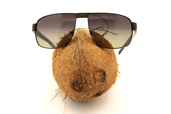 Gros Plan Noix Coco Lunettes Soleil Sur Fond Blanc — Photo