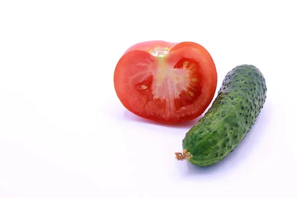 Foto Von Jungen Gurken Und Tomaten Auf Weißem Hintergrund Nahaufnahme — Stockfoto