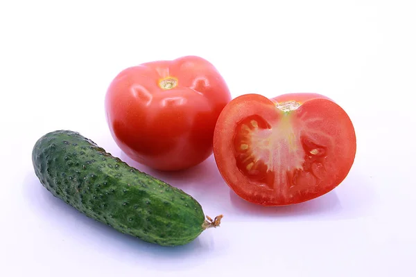 Foto Von Jungen Gurken Und Tomaten Auf Weißem Hintergrund Nahaufnahme — Stockfoto