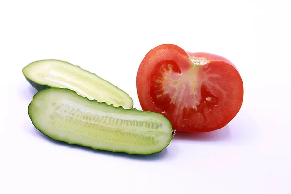 Foto Van Jonge Komkommers Tomaat Een Witte Achtergrond Close — Stockfoto