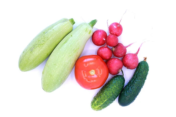 Tomaten Gurken Radieschen Und Zucchini Auf Weißem Hintergrund Nahaufnahme — Stockfoto
