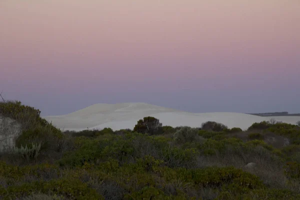 日落时的白色沙丘 免版税图库图片