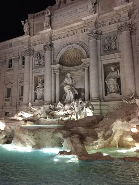 Fontana Trevi Por Noche Fotos de stock libres de derechos