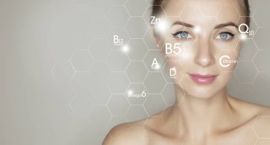 Kadın yüz portresi, cilt tedavisi için vitamin ve mineral simgeleriyle dolu.