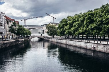 Bode Müzesi yakınlarındaki Friedrichs Köprüsü 'nden Spree nehri manzarası.