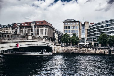 Bode müzesi yakınlarındaki Friedrichs Köprüsü 'nden bir nehir manzarası.