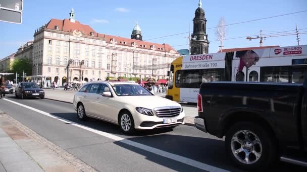 ドレスデン ザクセン州 ドイツ 6月2019 観光客が交通渋滞で伝統的な馬車に乗って アルトマルクトの週末フェア — ストック動画