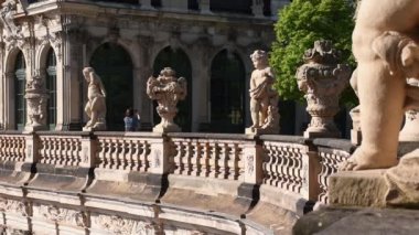  Dresden, Almanya - 19 Haziran 2019: Güneşli bir öğleden sonra Zwinger sarayı ön cephesi, gerçek zamanlı video